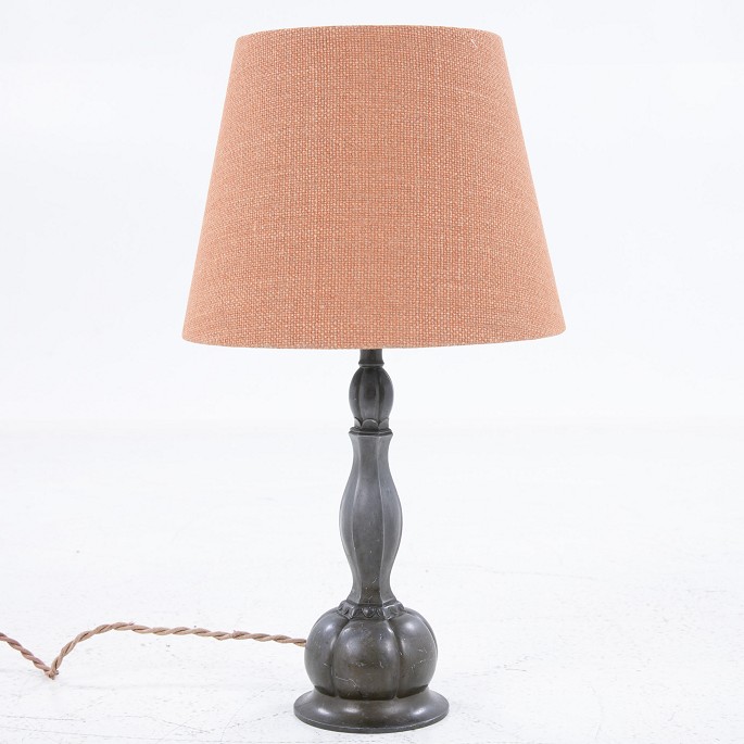 Just Andersen / Own workshop
Table lamp in disco metal w. bordeaux lamp shade.
1 pc. in stock
Good, used condition
