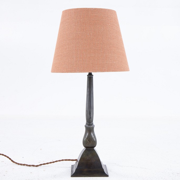 Just Andersen / Own workshop
Table lamp in disco metal with bordeaux shade.
1 pc. in stock
Good, used condition
