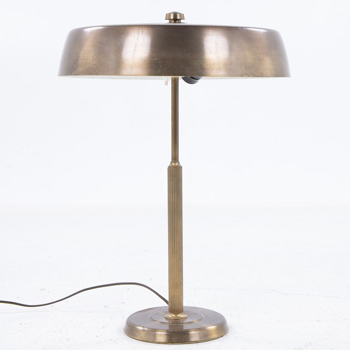 Unknown
Table lamp in brass with details and a large shade.
1 pc. in stock
Original condition
