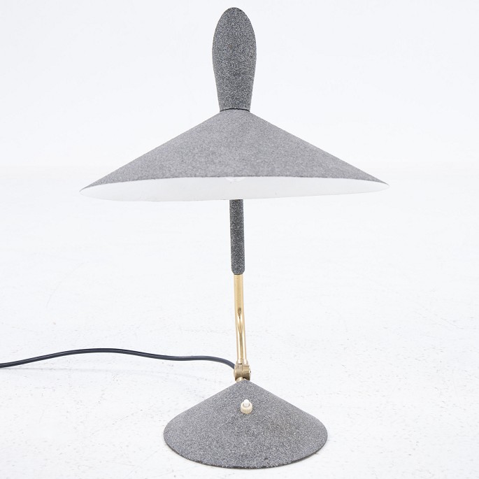 Svend Aage Holm-Sørensen/Holm Sørensen & Co
Table lamp in brass with grey powder coating.
1 pc. in stock
Good condition
