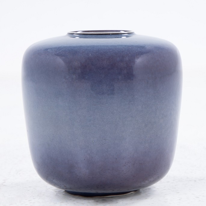 Nils Thorsson / Royal Copenhagen
Vase in blue glazed stoneware. Labelled by manufacturer.
1 pc. in stock
Good condition
