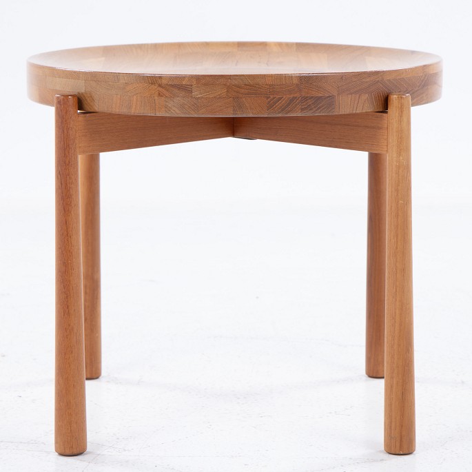 Jens H. Quistgaard / Langaa Nissen
Side table/tray table in teak with reversible top.
1 pc. in stock
Good, used condition
