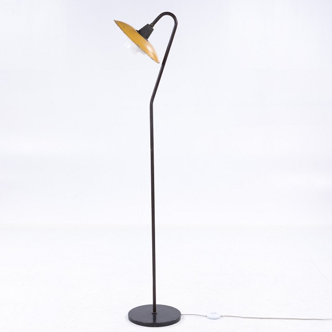Poul Henningsen / Louis Poulsen
Floor lamp model PH 3/2 (number 7) with upper shade in gold-lacquered metal and 
lower shades in frosted glass. Frame in burnished brass and socket housing in 
Bakelite.
1 pc. in stock
