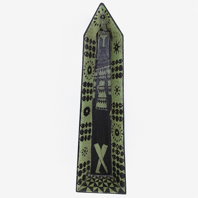 Birger Kaipiainen / Rörstrand
Dish/sculpture in glazed stoneware with motifs in shades of green and black. 
Circa 1955. Signed.
1 pc. in stock

