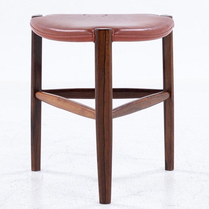 Tove & Edvard Kindt-Larsen / Gustav Bertelsen
Stool with three legs in rosewood and red leather.
1 pc. in stock
