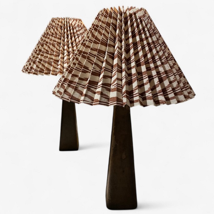 Lisa Pape-Johansson / Stockmann-Orno.
Pair of table lamps in patinated leather with sockets in brass and new shades.
1 set in stock
