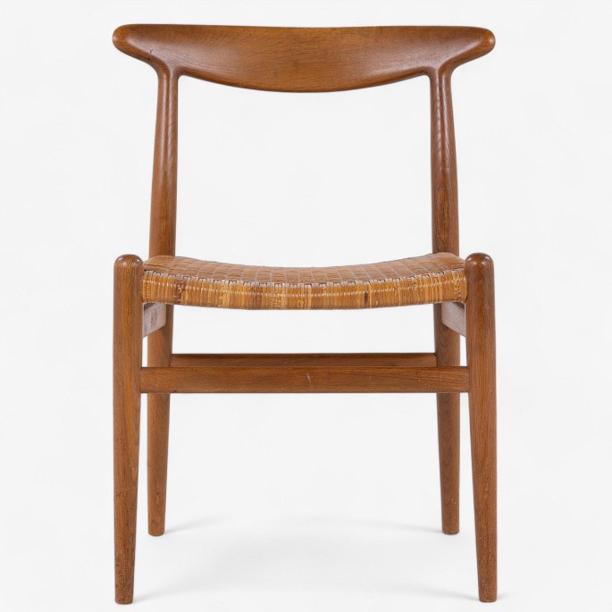 Hans J. Wegner / C. M. Madsen.
W2 - Dining chair in patinated oak with seat in wicker. Stamped from 
manufacturer.
These are model photos, please contact us for exact images of this product.
10 pcs. på lager
