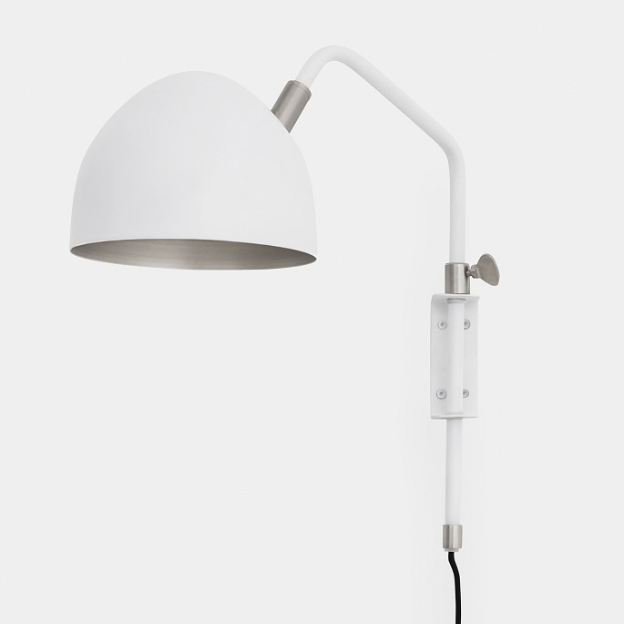Klassik Studio / Klassik Studio
Studio - Wall light in metal (white/nickel).
The Studio wall light from Klassik Studio combines an elegant design with a 
warm, inviting atmosphere and the adjustable shade lets you adjust the light as 
needed. Available in several colours, you can easily find the variant that suits 
your style.
Let Studio create a cosy atmosphere and become a stylish focal po