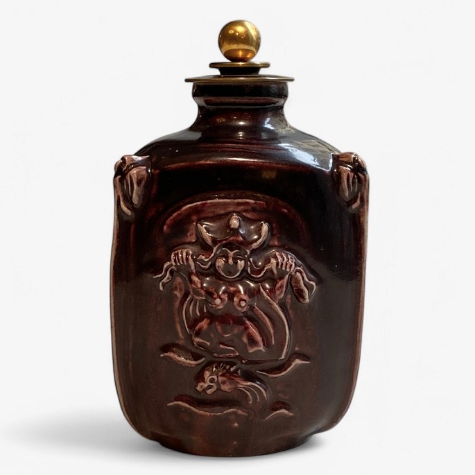Bode Willumsen / Royal Copenhagen.
Lidded jar in stoneware (model 20124) w. oxblood glaze and bronze lid by Knud 
Andersen. Signed.
1 pc. in stock
