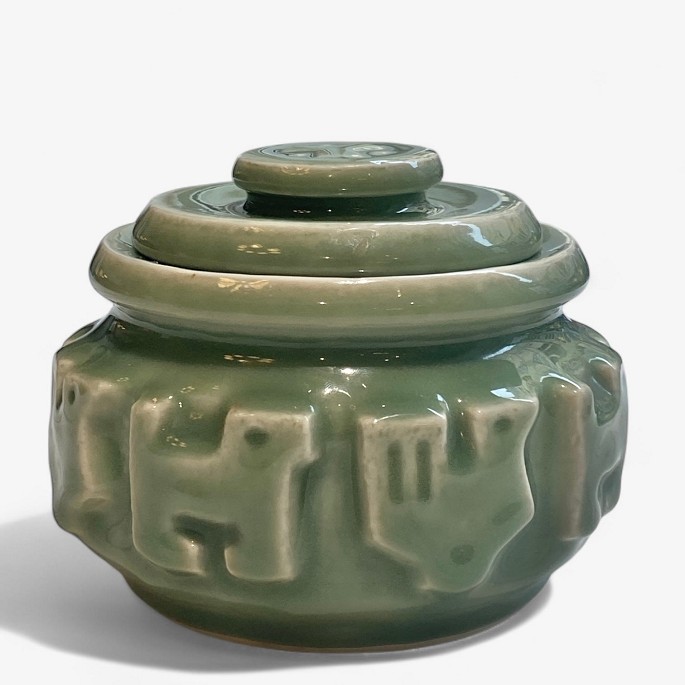 Jørgen Mogensen / Royal Copenhagen.
Lidded jar in stoneware and celadon glaze with bird motifs (model 21704). 
Signed.
1 pc. in stock

