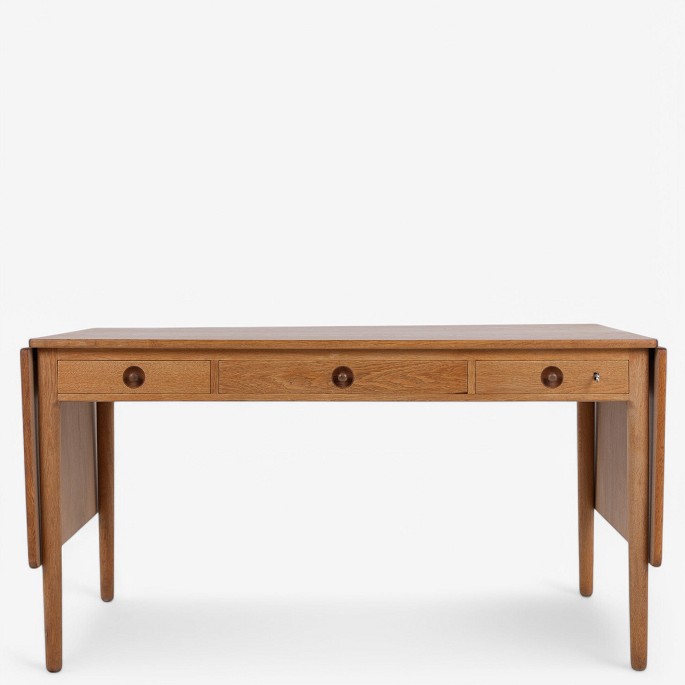 Hans Wegner / Andreas Tuck.
AT 305 - Desk in oak with flaps and three drawers.
1 pc. in stock
