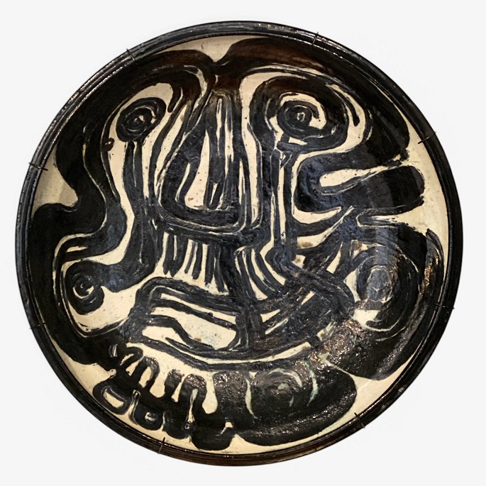 Birte Weggerby.
Skål i stentøj med sort/hvid glasur og vægophæng. Signeret af kunstneren.
1 stk. på lager
