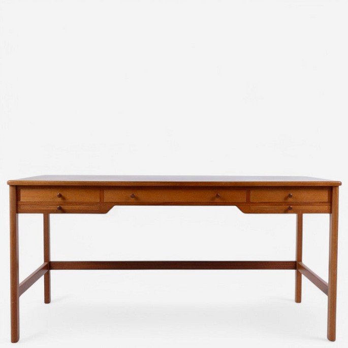 Rigmor Andersen / Jørgen Christensen.
Desk in mahogany with five drawers.
1 pc. in stock
