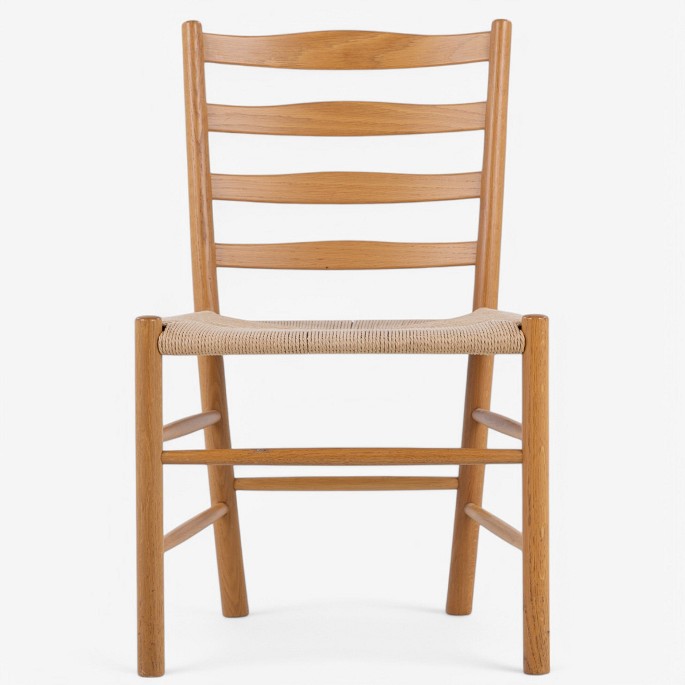 Kaare Klint / Fritz Hansen
Kirkestolen i massiv egetræ og flettet papirgarn med tilhørende hynde i 
Alcantara. Model KK 4133. Formgivet i 1936 til Grundtvigs Kirke og 
Bethlehemskirken i København.
Proveniens: Gl. Holte Kirke.
10 stk. på lager
