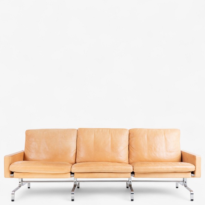 Poul Kjærholm / E. Kold Christensen.
PK 31/3 - 3 pers. sofa i patineret lyst naturlæder med stel af forkromet stål. 
Formgivet i 1958.
1 stk. på lager
