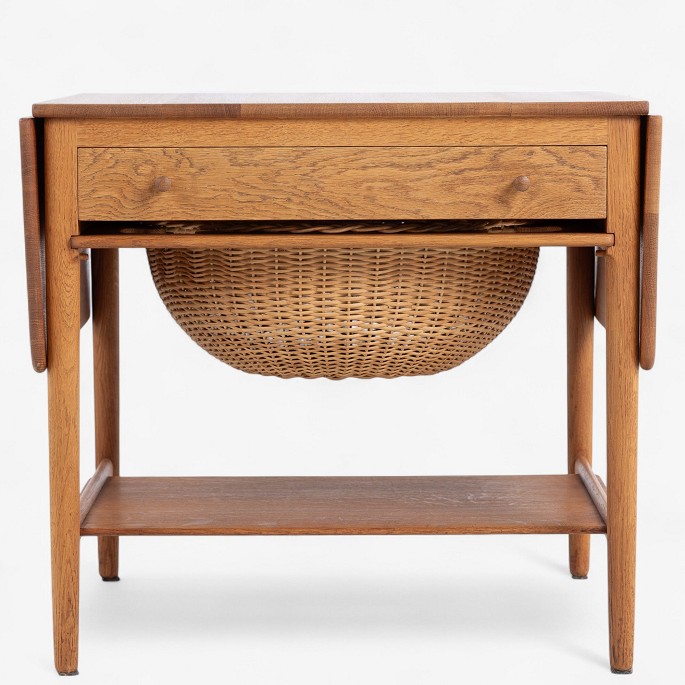 Hans J. Wegner / Andreas Tuck.
AT 33 - Sybord i egetræ med to klapper, skuffe og kurv i flet.
1 stk. på lager
