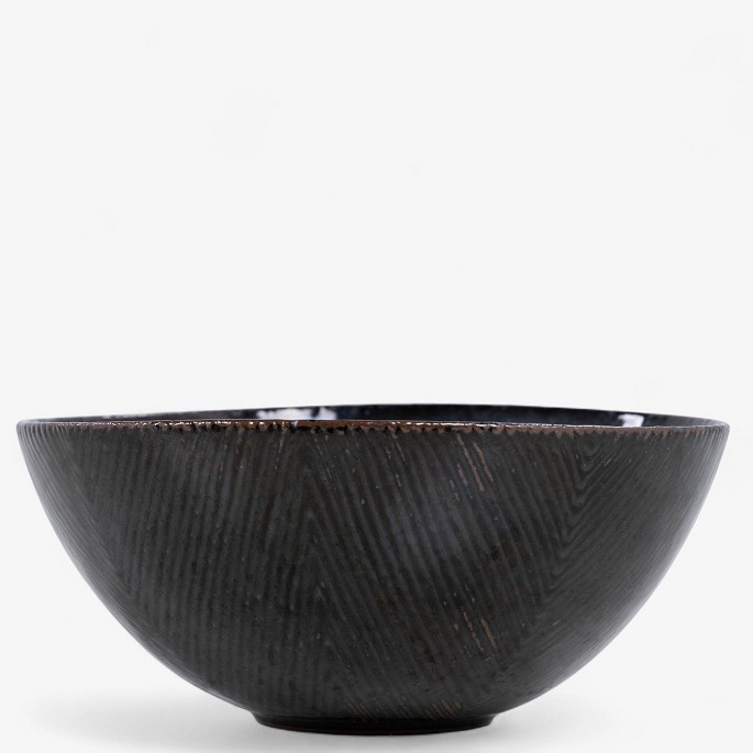 Axel Salto / Royal Copenhagen.
Skål i stentøj med riflet sommerfuglevinge glasur. Signeret.
1 stk. på lager
