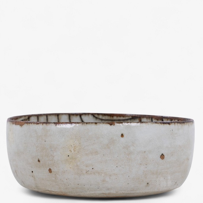 Gertrud Vaasegaard
Rare and large circular bowl in glazed stoneware decorated with curved line 
pattern and transparent gray-blue glaze. Stamped.
1 pc. in stock
