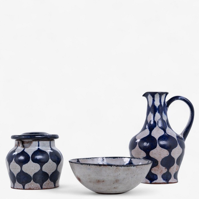 Gertrud Vasegaard
Unika sæt af 3 stk. bemalet stentøj med ornamentik på tråd i hvid og blå 
glasur. Bestående af skål, lågkrukke og kande. Signeret.
1 stk. på lager
