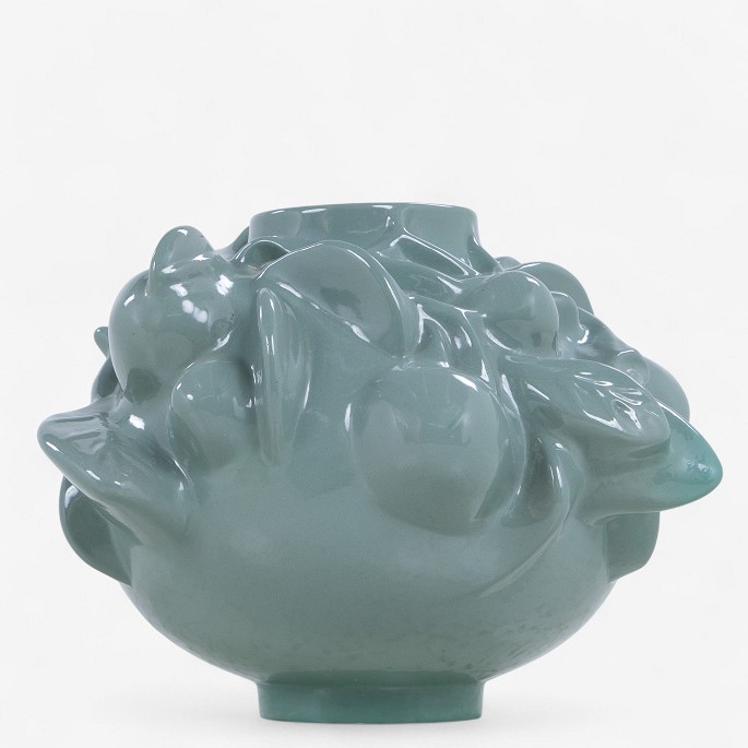 Axel Salto / Ipsens Enke
Vase i glaseret terrakotta i spirende stil og med frugtmotiver. Signeret.
1 stk. på lager
