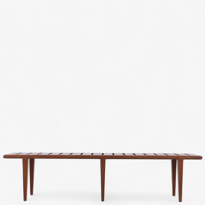 Hans J. Wegner / Johannes Hansen.
JH 574 - Bænk i massiv teak med tilspidsede ben. Stemplet fra producent.
1 stk. på lager
