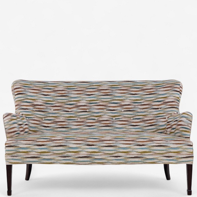 Frits Henningsen.
Sofa betrukket m. Felbrigg - Teal/Chestnut og ben i mørkbejdset mahogni.
1 stk. på lager
