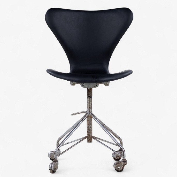Arne Jacobsen / Fritz Hansen.
AJ 3117 - 