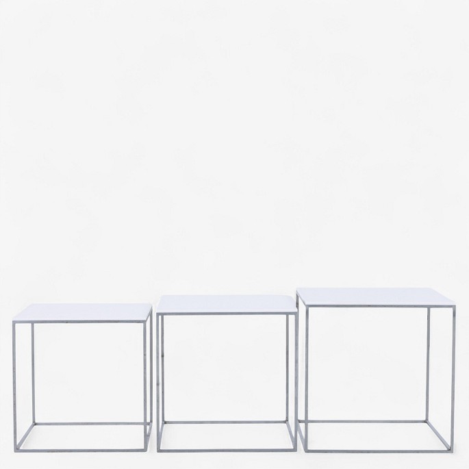 Poul Kjærholm / Fritz Hansen.
PK 71 - Indskudsborde i stål med top i hvid formica (3 stk).
1 sæt på lager
