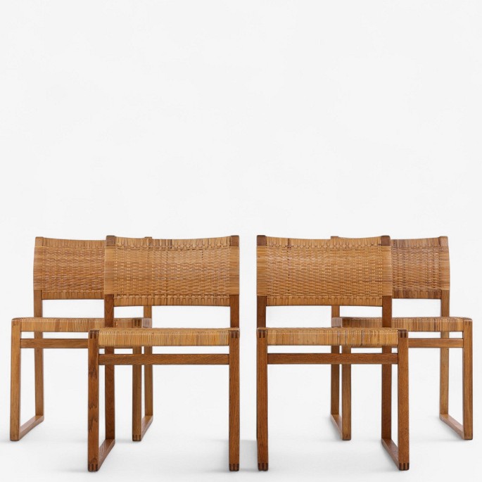 Børge Mogensen / Fredericia Furniture.
BM 61 - Set of 4 dining chairs in oak and patinated wicker.
1 pc. in stock
