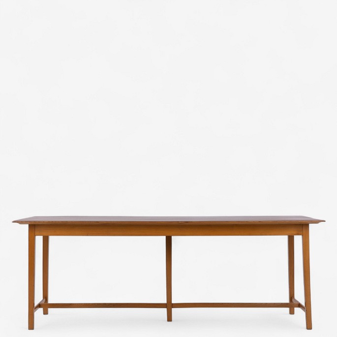 Tilskrevet Thorald Madsen
Arbejdsbord med stel i elm og top i teak med kehlet underkant. Udført i 
1950