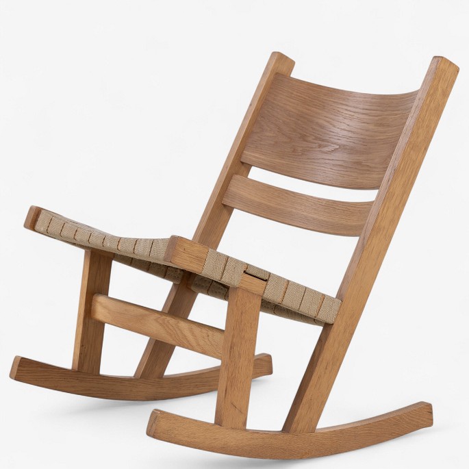 Hans J. Wegner / Getama.
GE 674 - Rocking chair with oak frame and seat with patinated straps.
1 pc. in stock

