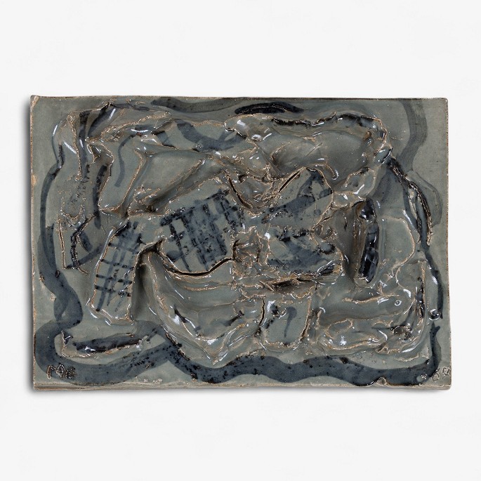 Mogens Andersen / Royal Copenhagen.
Relief i stentøj med abstrakte former og grønlig glasur. Signeret, MA 67. 
Stemplet fra producent.
1 stk. på lager
