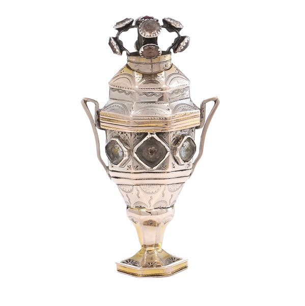 Hovedvandsæg i delvist forgyldt sølv af Hans Jürgen Mathiesen, Sønderborg, 
1808-23. H: 11,5cm