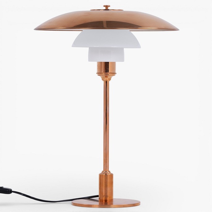 Louis Poulsen / Poul Henningsen.PH 3½-2½ - Bordlampe med overskærm i kobber/hvidt opalglas (begge skærme medfølger) og mellem- samt underskærm i hvidt opalglas. Jubilæumsudgave. Original kasse medfølger med certifikat.Kontakt os vedr. lagerstatus