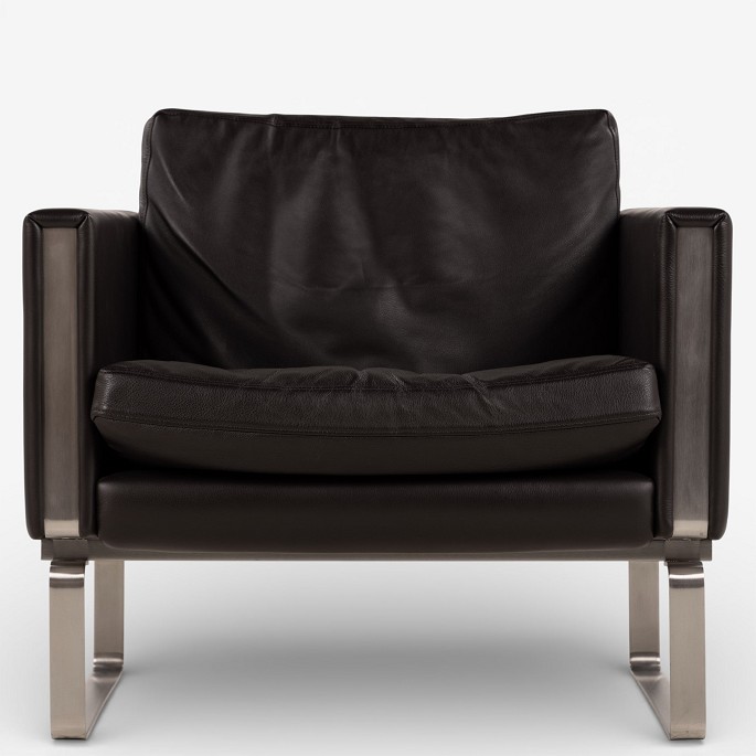 Hans J. Wegner / Carl Hansen & Søn.CH 101 - Lænestol i mørkebrunt, patineret semi-anilinlæder med stel i stål. Mærket fra producent.1 stk. på lager