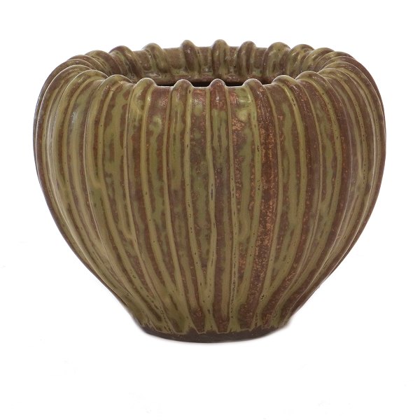 Arne Bang Denmark stoneware vase. Signed. H: 10,5cm. D: 13cm