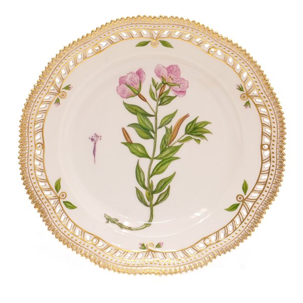Flora Danica tallerken. Royal Copenhagen Flora Danica middagstallerken med hvælvet og gennembrudt fane model 3553. "Epilobium latifolium L.". Diameter 25,5cm.