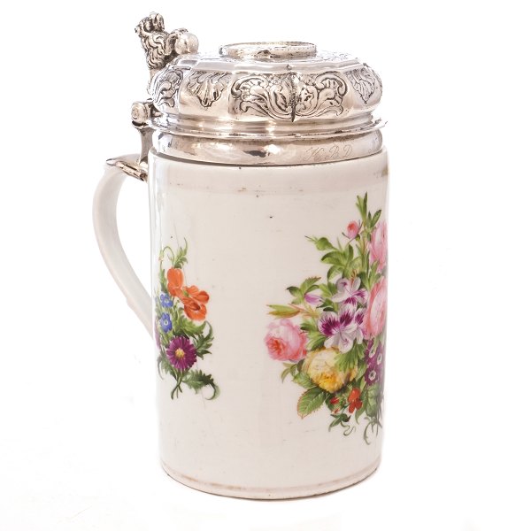 Tidligt Royal Copenhagen porcelænskrus med sølvlåg af Detlef Pape, København, af 1750erne. H: 21cm