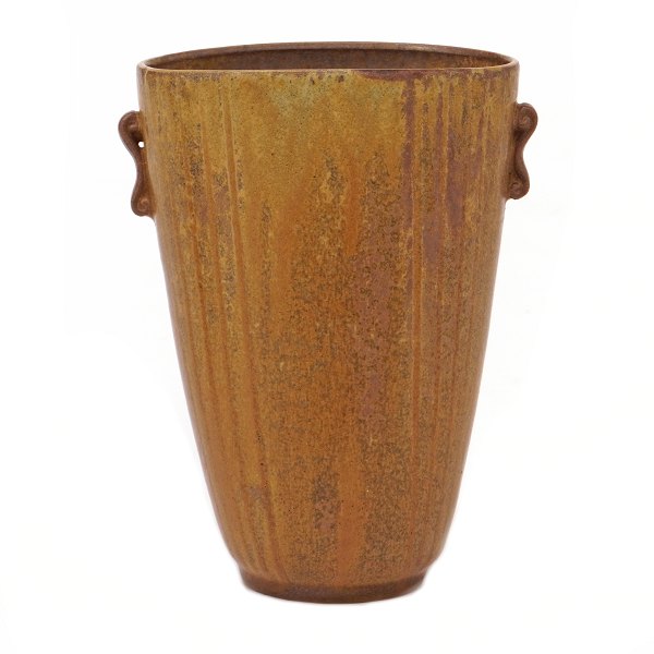 Arne Bang stentøjsvase i stentøj med spættet okkerfarvet glasur signeret AB 70. H: 14,2cm