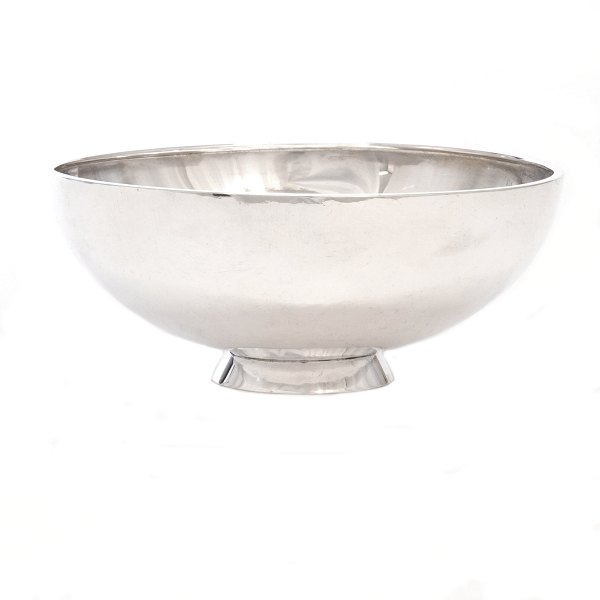 Hans Hansen sterlingsilver bowl signed Hans Hansen and dated 1949. H: 7cm. D: 16,5cm. W: 346gr